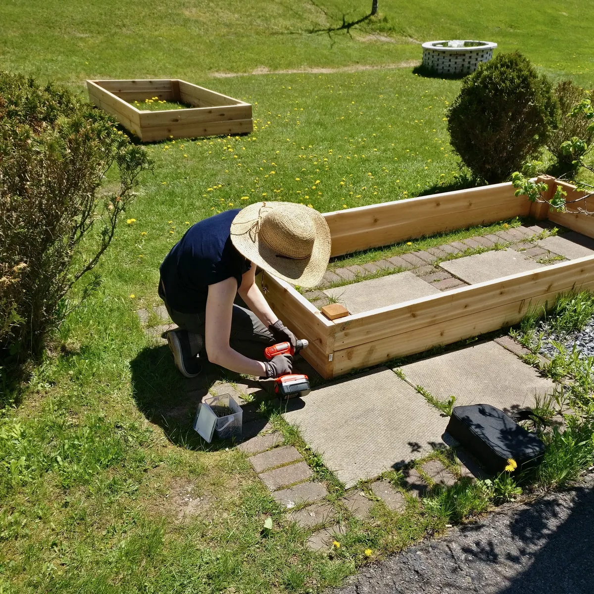 Jen building raised garden beds in her backyard